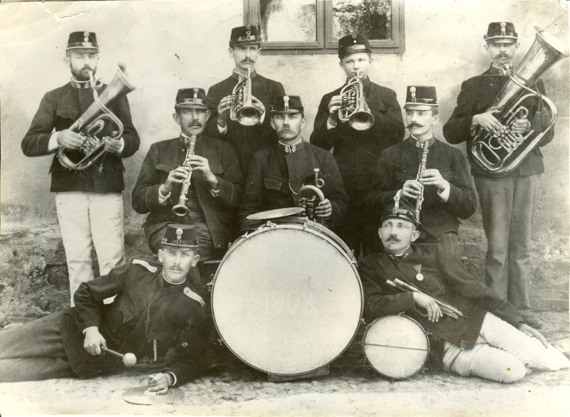 Historická fotografie kapely z roku 1903